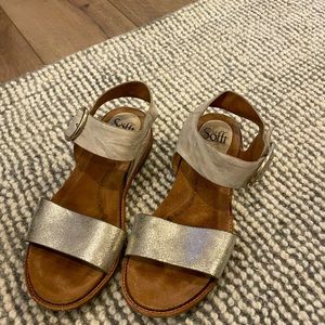 “Sofft” brand leather comfort flats in a 6 1/2. Barely worn. Silver/Metallic.